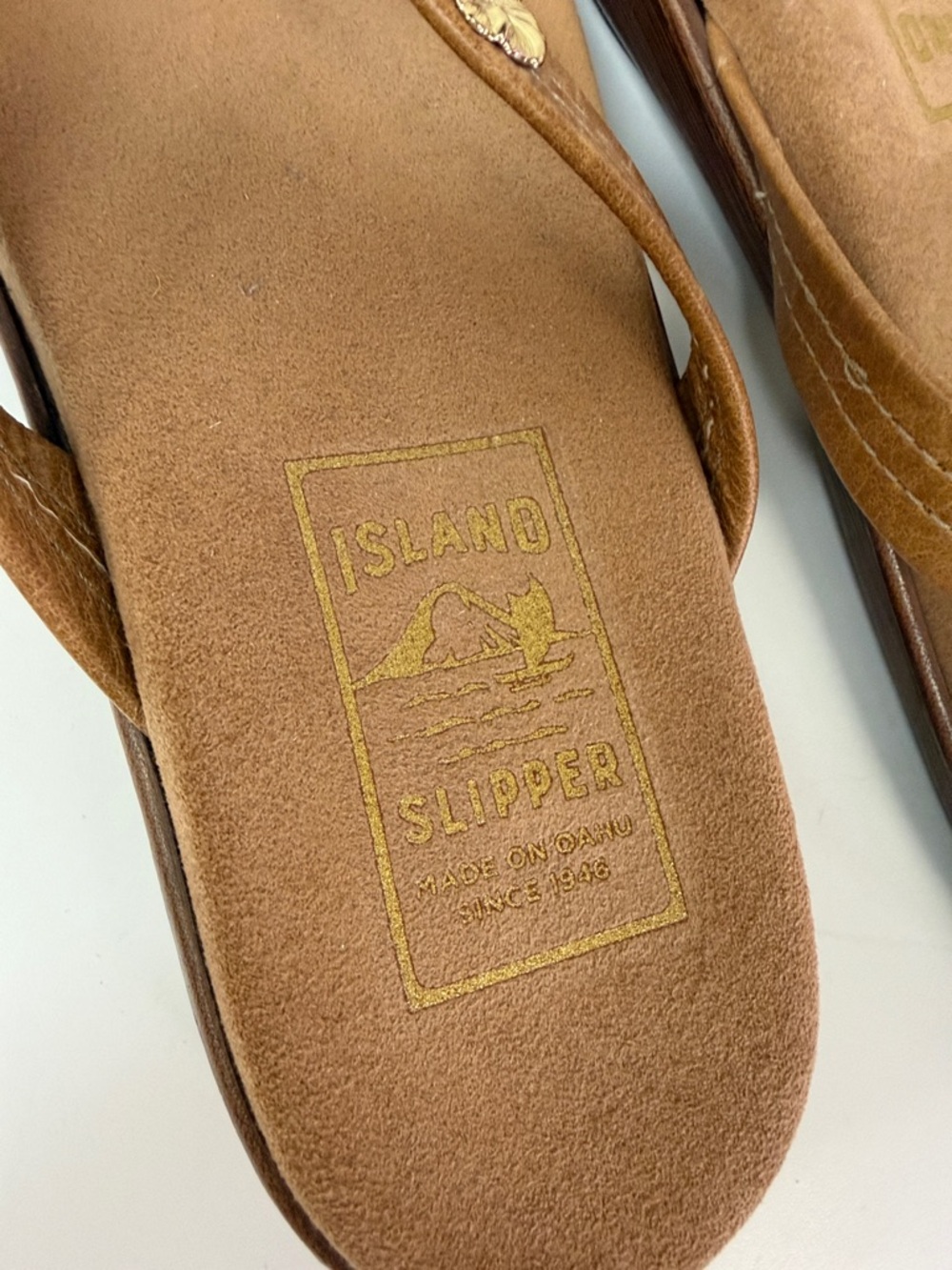 BRAND NEW Island Tan Suede Leather Thong Flip Flop Sandal Gold Hibiscus SIZE 6 - Picture 3 of 8